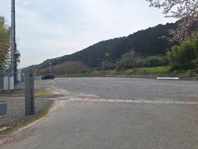 石鎚神社口之宮本社：山門横駐車場