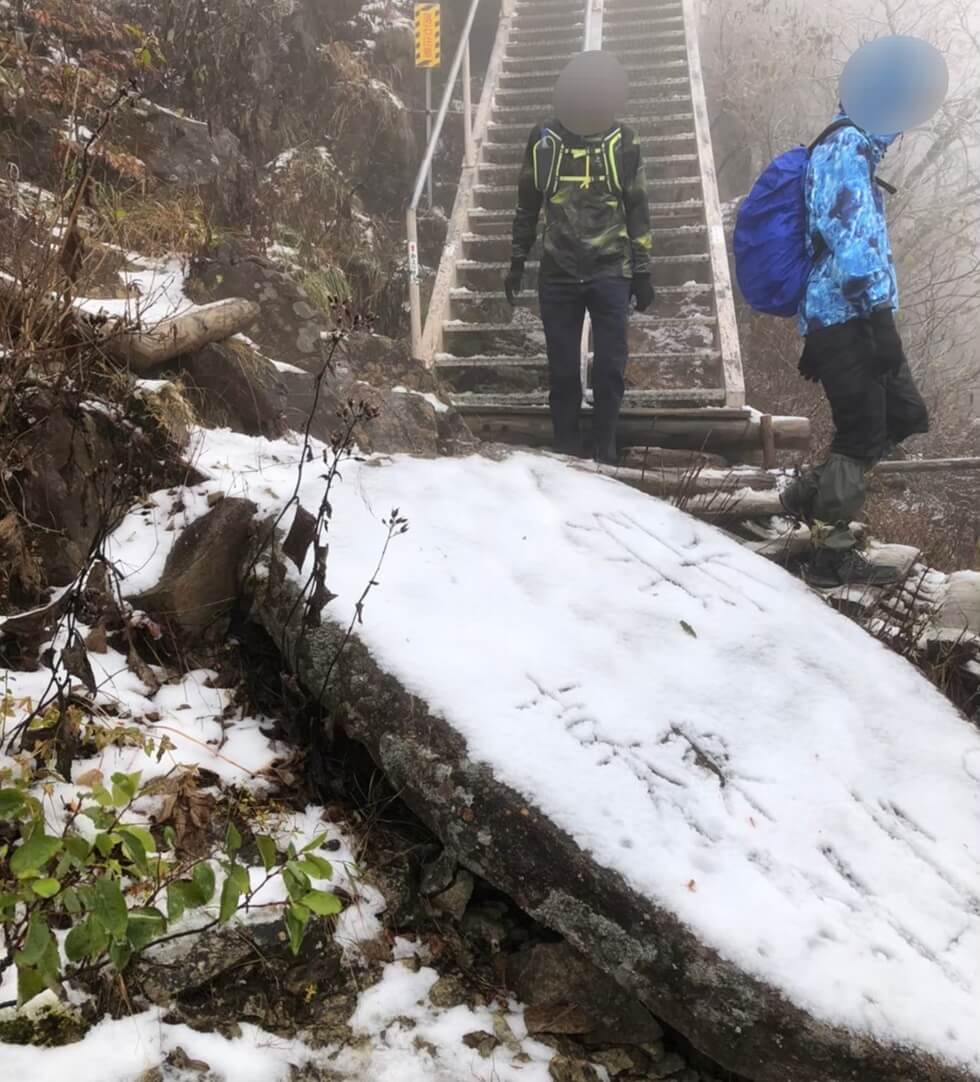 石鎚山頂上社：参道雪：羅針盤