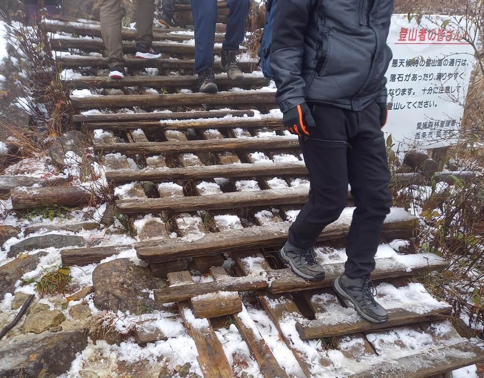 石鎚山頂上社：参道雪階段