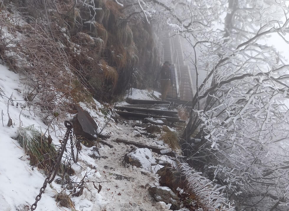 石鎚神社頂上社：二ノ鎖先：雪道